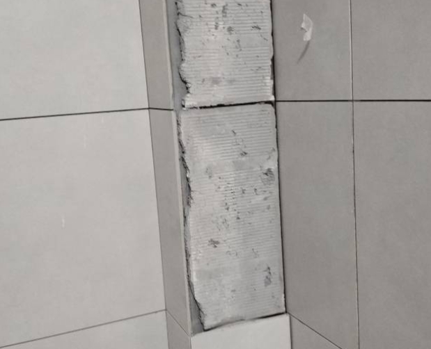 海丰瓷砖空鼓维修公司分享下瓷砖施工前基层浇水润湿程度不足，可能导致以下问题